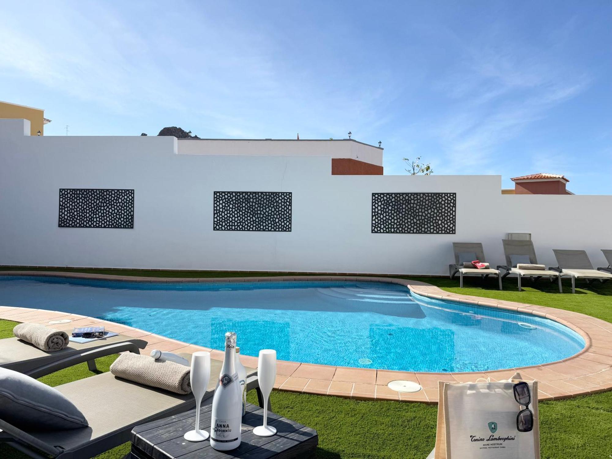 Villa Amorio A Spacious Modern Getaway With A Private Heated Pool & Sea Views Costa Adeje  Exterior foto